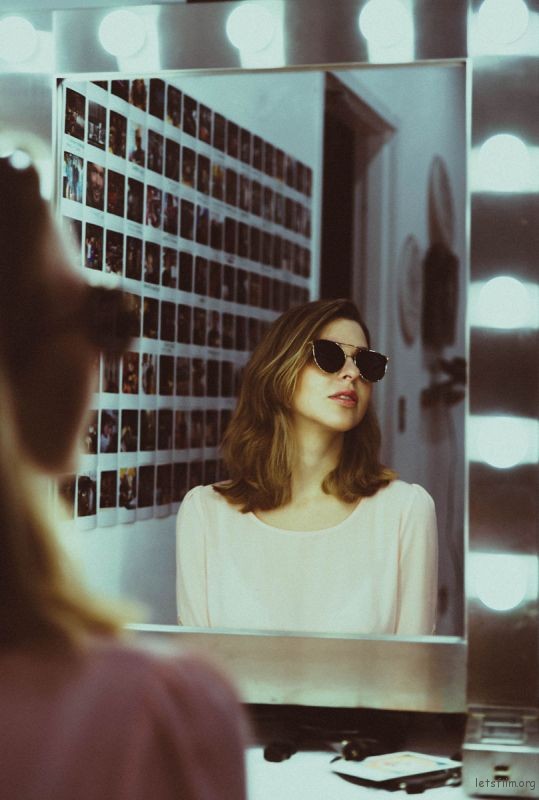 Taking creative portraits? All you need is a mirror and a LED video light! 2 2718474d7380e02a