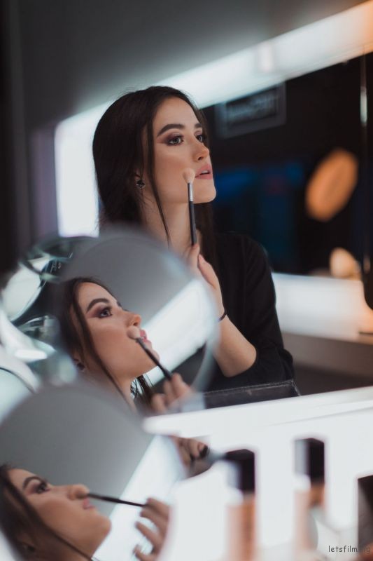 Taking creative portraits? All you need is a mirror and a LED video light! 4 5ca9eac5220192df