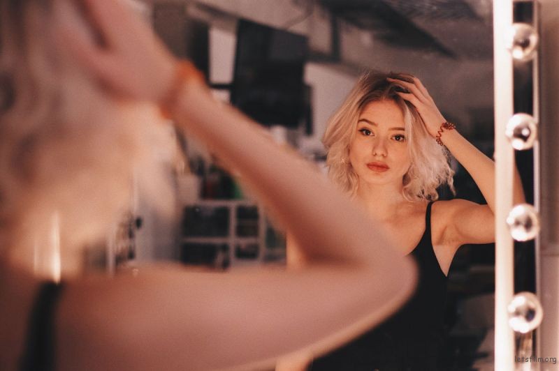 Taking creative portraits? All you need is a mirror and a LED video light! 3 ab47f1852edd8435