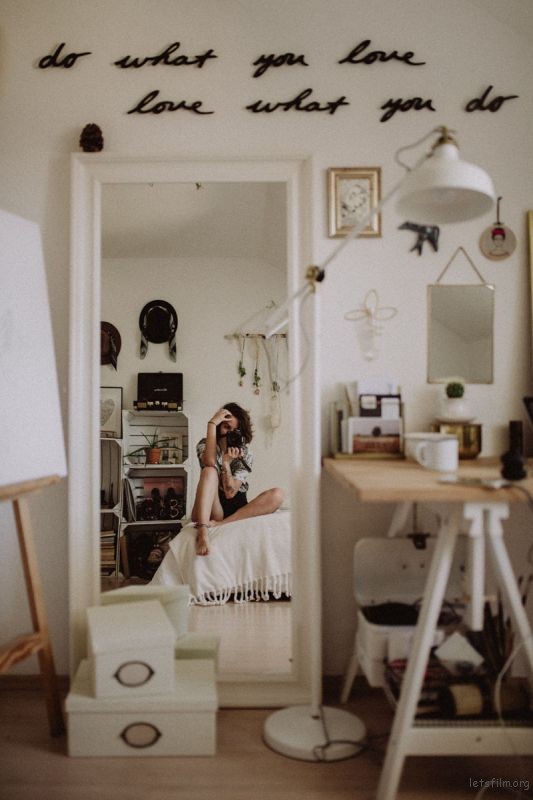 Taking creative portraits? All you need is a mirror and a LED video light! 9 da2af03f73f95659