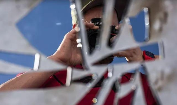 Taking creative portraits? All you need is a mirror and a LED video light! 1 图片16