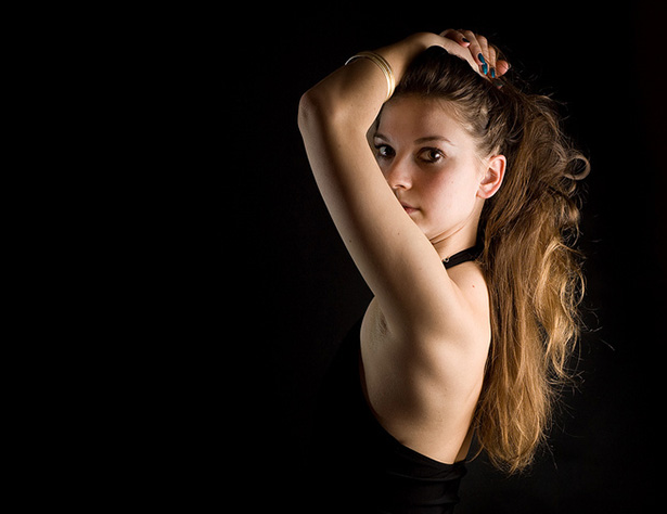 Take photos with a dark background and a bright subject 2 图片2 3