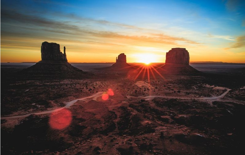 How should the photographer prevent glare from the lens 2 图片2 1 1