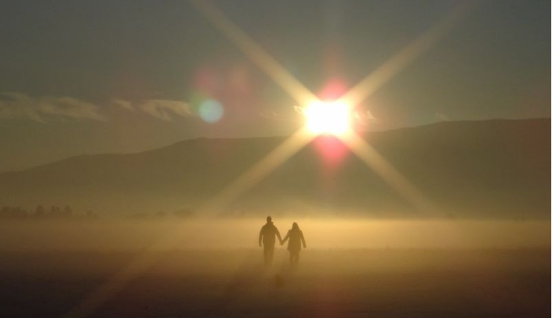 How should the photographer prevent glare from the lens 3 图片3 1