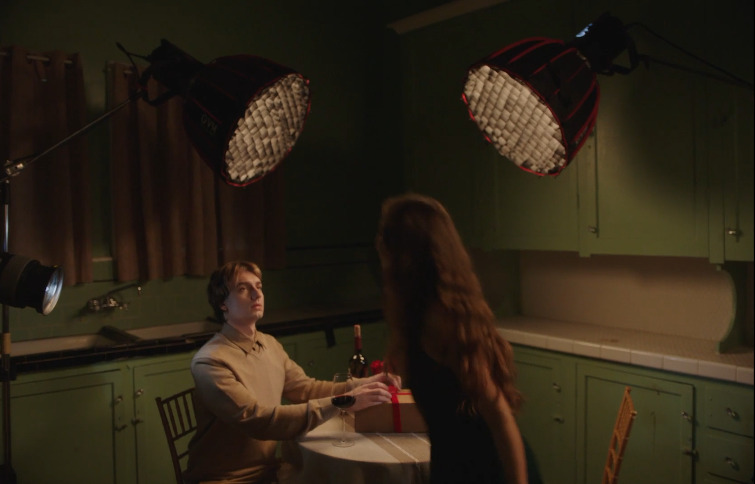Light Up Your Content: Tips and Scenarios for Indoor and Outdoor Video Light Usage 2 图片5 4