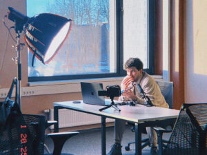 Versatile photo studio lighting kit